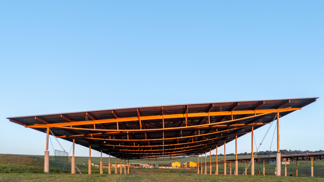 Bending active hardwood glulam beam-string